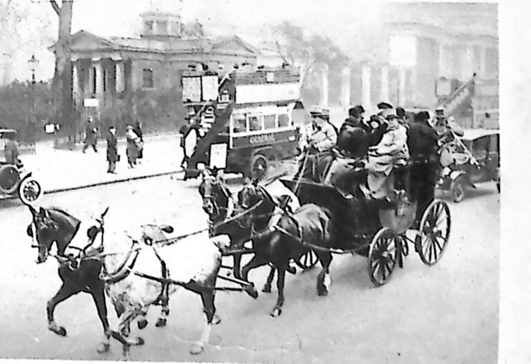 Zaprzęgnięty w konie dyliżans z pasażerami na dachu, jadący londyńską ulicą obok autobusu. Fotografia z 1926 r.