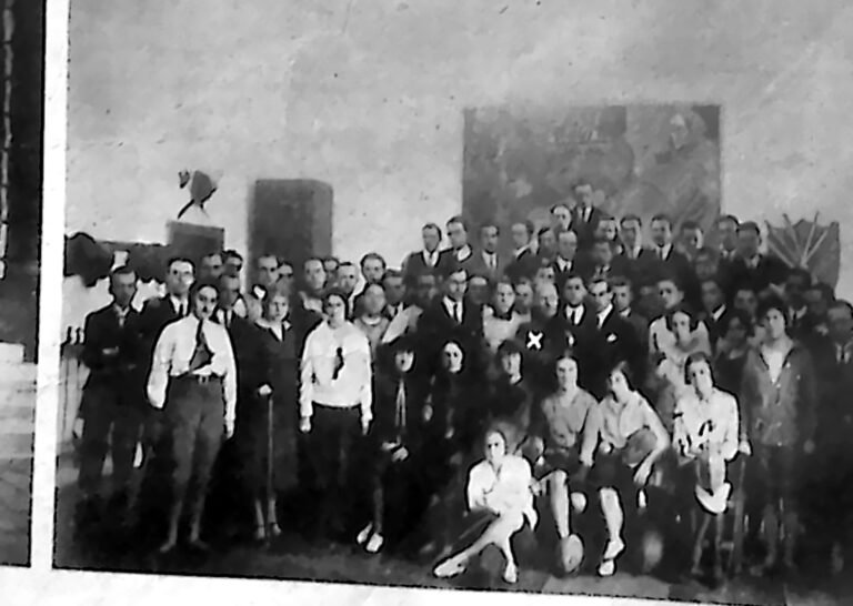Liczna grupa studentów i studentek w sali ćwiczeń szermierczych Uniwersytetu Jagiellońskiego. Fotografia z 1926 r.