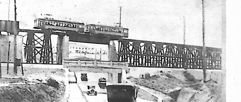 Wielopoziomowa estakada kolejowo-tramwajowa pod Berlinem, u jej stóp szosa z samochodem. Fotografia z 1926 r.