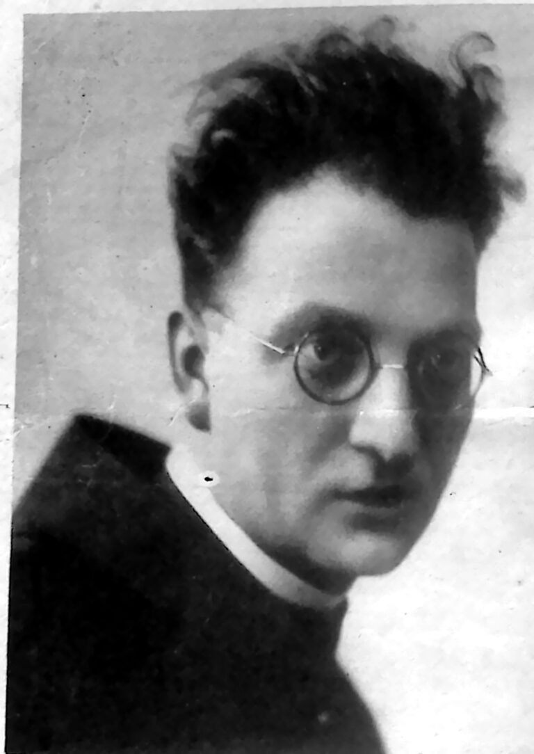 Zakonnik w okrągłych okularach i habicie, sfotografowany z bliska w półprofilu. Fotografia z 1926 r.