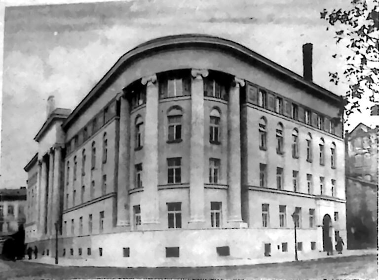 Narożny, monumentalny gmach Izby Skarbowej przy ulicy Krupniczej w Krakowie. Fotografia z 1926 r.