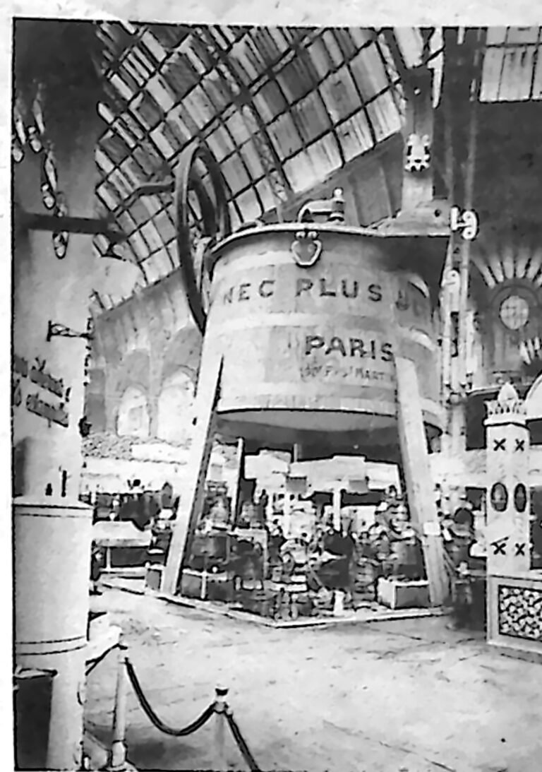 Ogromny bęben pralniczy z napisem „Paris” w hali wystawowej gospodarstwa domowego. Fotografia z 1926 r.