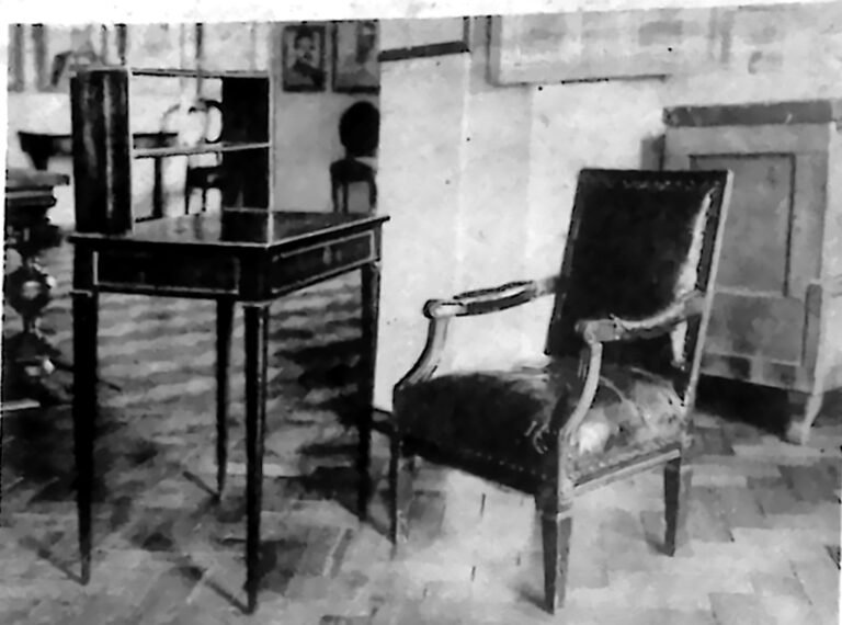 Zabytkowe biurko i fotel Ignacego Krasickiego ustawione w sali muzealnej. Fotografia z 1926 r.