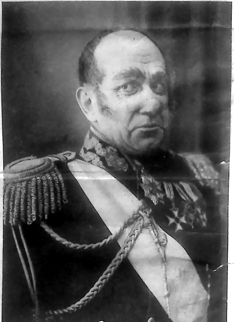 Aktor w galowym mundurze z epoletami i orderami, w roli wielkiego księcia Konstantego. Fotografia z 1926 r.