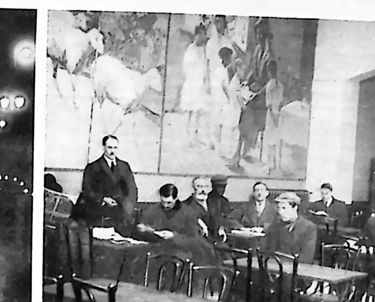 Sala jadalna schroniska Armii Zbawienia w Paryżu z rzędami stołów i krzeseł, przy których siedzą podopieczni. Fotografia z 1926 r.