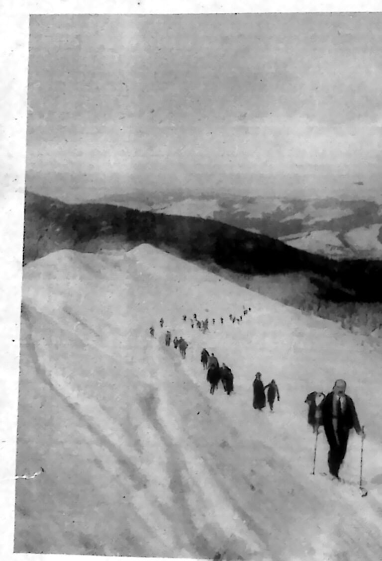Sznur wycieczkowiczów na nartach wspinający się po zaśnieżonej Hali Gąsienicowej w Tatrach. Fotografia z 1926 r.