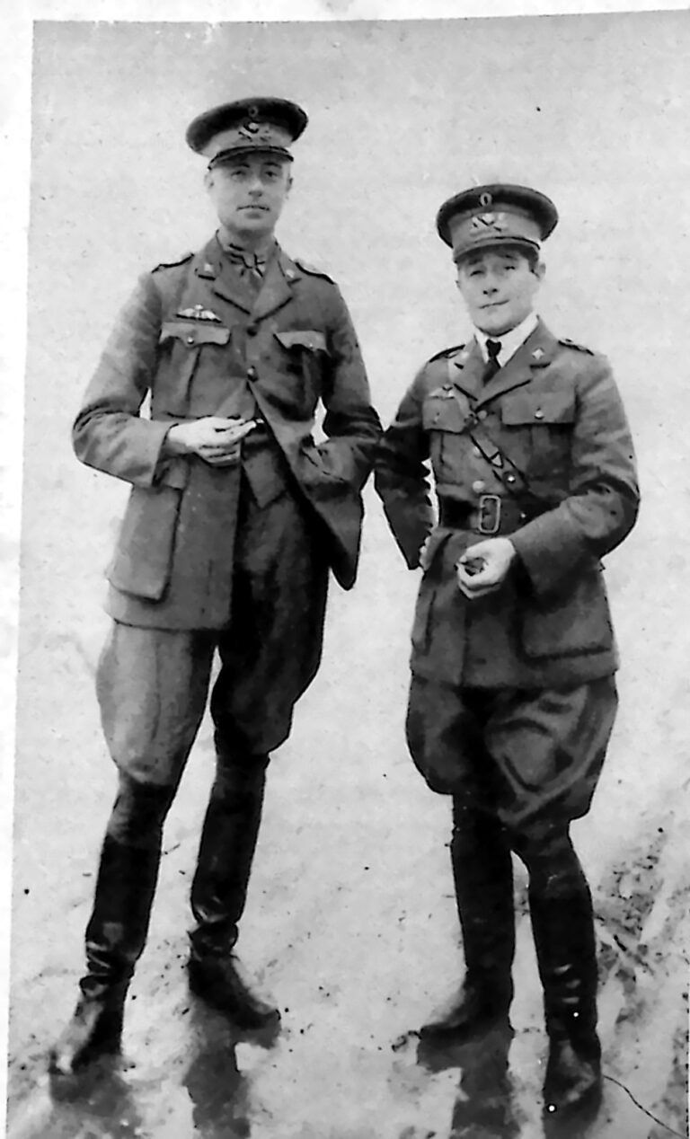 Dwaj duńscy lotnicy w mundurach i wysokich butach, pozujący na całą postać. Fotografia z 1926 r.