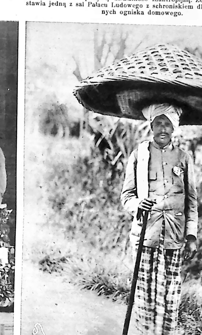 Wędrowny przekupień z Sumatry z szerokim plecionym koszem na głowie, w sarongu i z kijem w ręku. Fotografia z 1926 r.