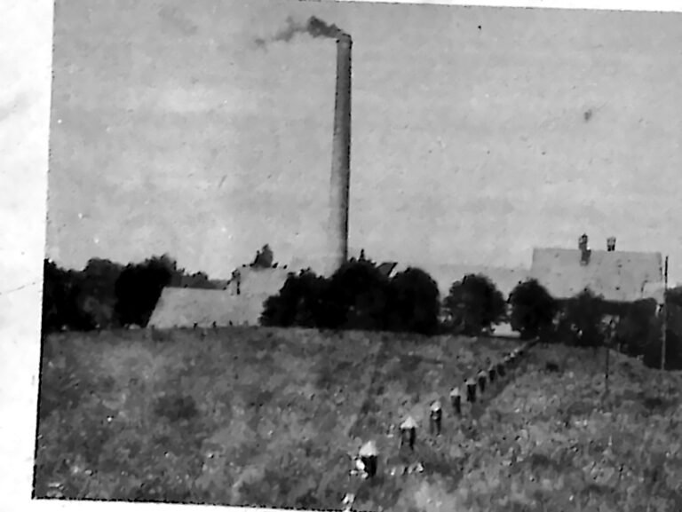 Odkryte zbiorniki wodociągu lwowskiego z budynkiem stacji pomp w tle. Fotografia z 1926 r.