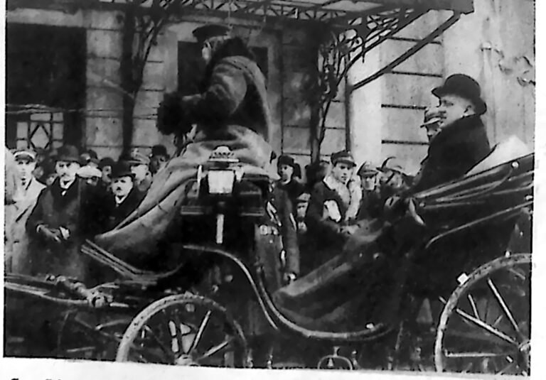 Generał Sikorski w powozie odjeżdżającym z dworca w Tarnopolu, w otoczeniu zebranych mieszkańców. Fotografia z 1926 r.