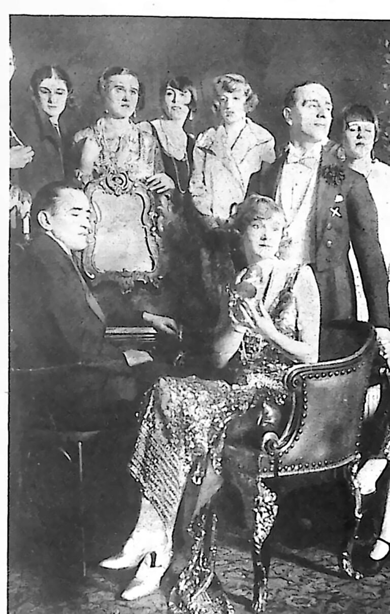 Fryzjer w otoczeniu modelek z krótkimi fryzurami, na wystawie historii uczesania w Berlinie. Fotografia z 1926 r.