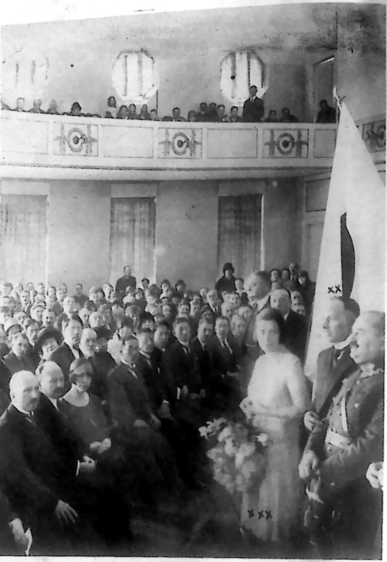 Wypełniona po galerie sala Towarzystwa Krajoznawczego w Warszawie podczas poranku japońskiego. Fotografia z 1926 r.