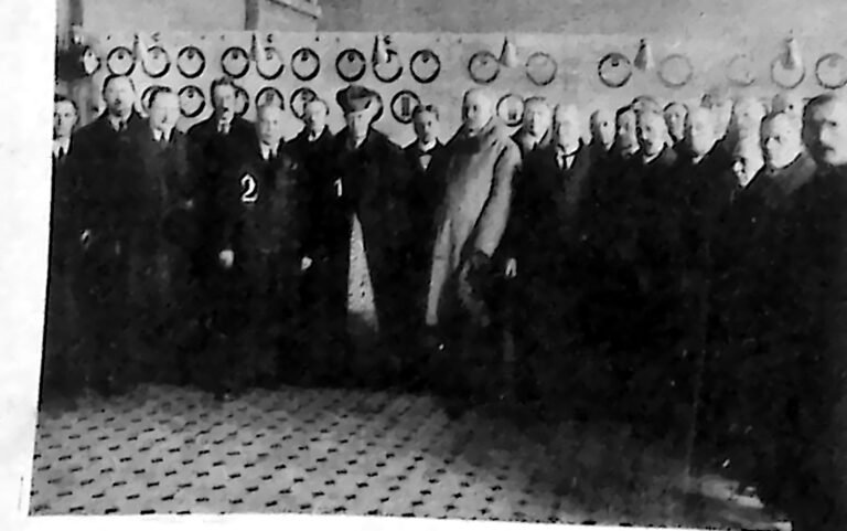 Grupa gości w hali maszyn elektrowni miejskiej w Bochni podczas uroczystości poświęcenia. Fotografia z 1926 r.