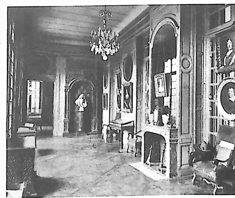 Sala muzeum Carnavalet w Paryżu z portretami na ścianach i kryształowym żyrandolem. Fotografia z 1926 r.