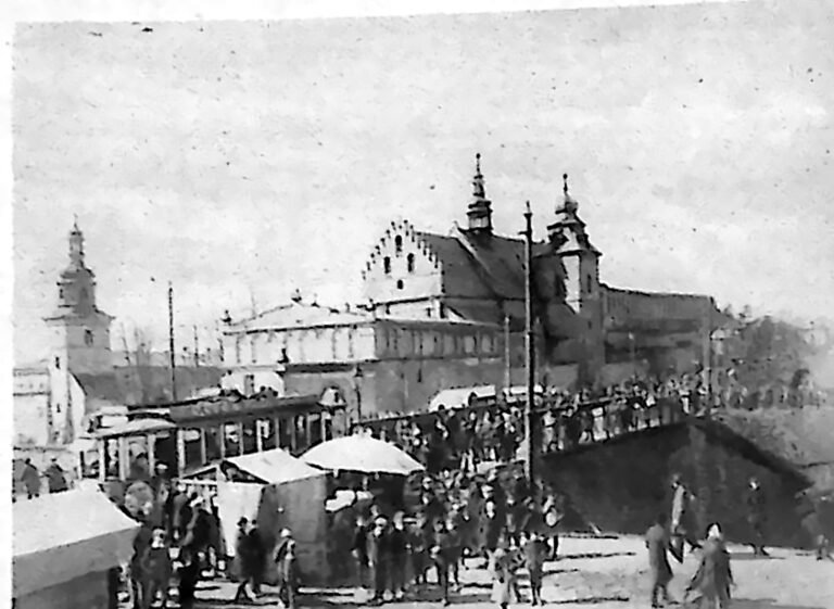 Tłum i kramy odpustowe na Zwierzyńcu w Krakowie podczas Emausa, w tle kościół Norbertanek. Fotografia z 1926 r.