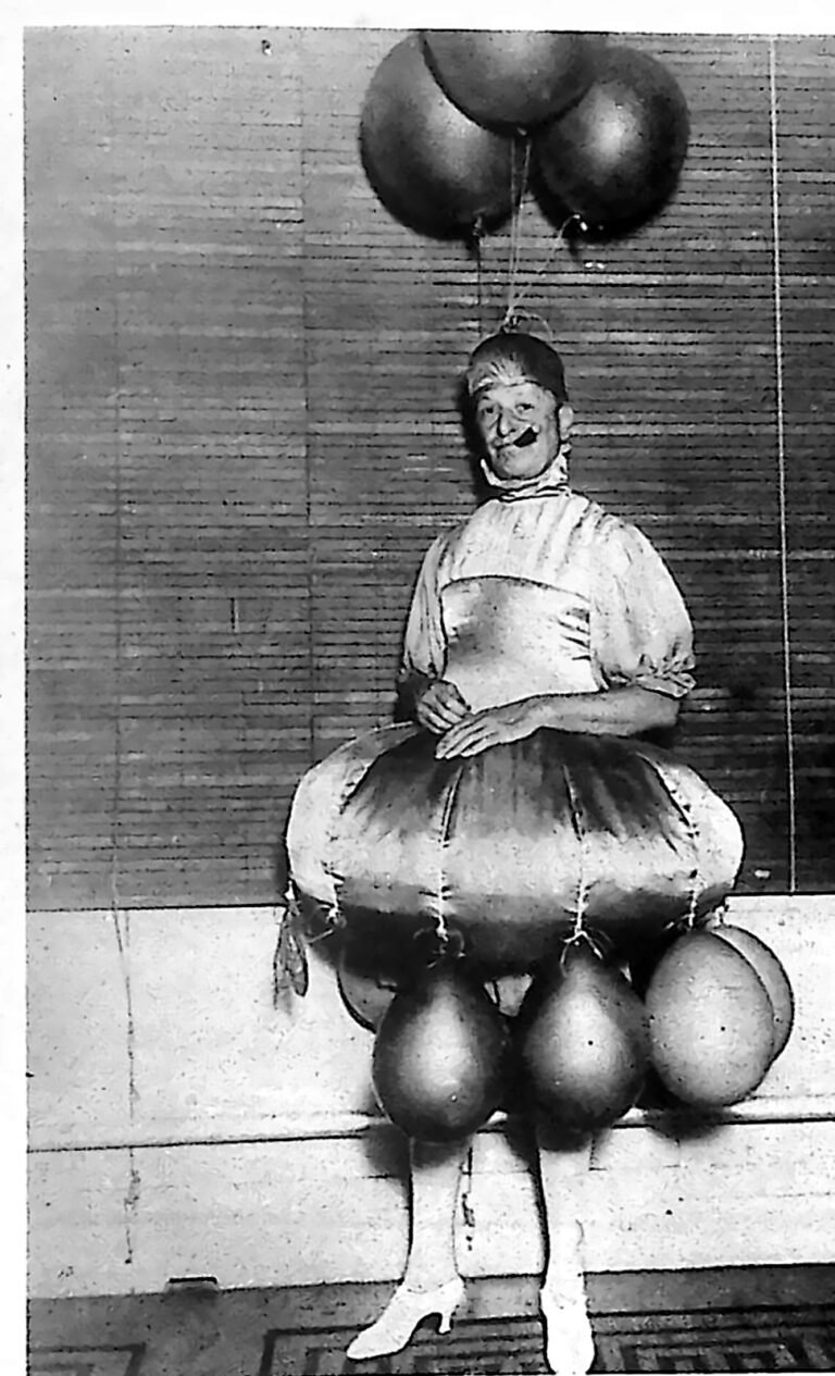 Tancerka w kostiumie zbudowanym z balonów, z kolejnymi balonami unoszącymi się nad głową. Fotografia z 1926 r.