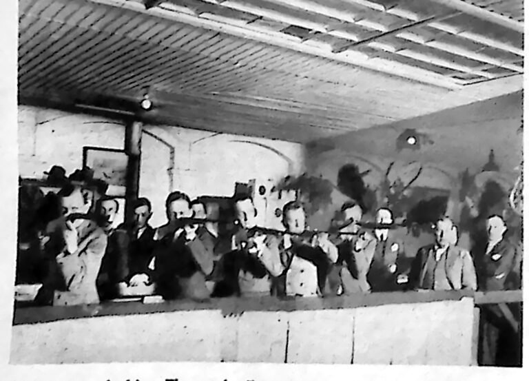 Uczestnicy konkursu strzeleckiego na krytej strzelnicy Towarzystwa Strzeleckiego w Warszawie. Fotografia z 1926 r.
