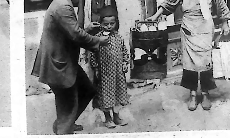 Uliczny sprzedawca lodów z wózkiem w Konstantynopolu, obsługujący dziecko i dorosłych. Fotografia z 1926 r.