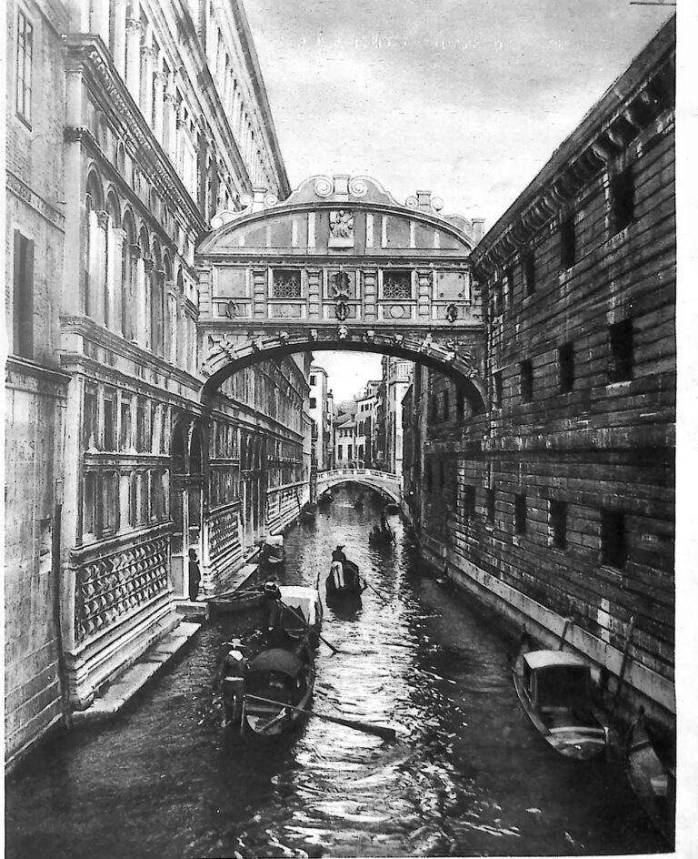 Most Westchnień w Wenecji nad wąskim kanałem, z gondolami na wodzie. Fotografia z 1926 r.