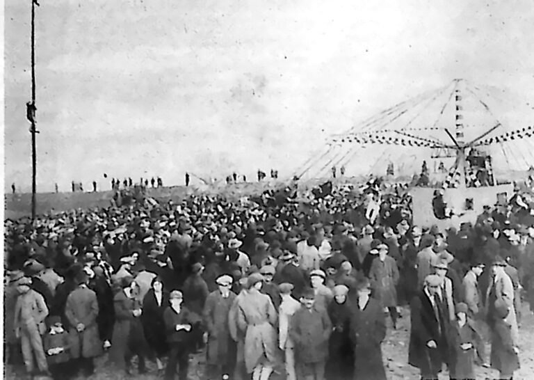 Gęsty tłum na Krzemionkach w Podgórzu podczas zabawy Rękawki, w tle karuzela i maszty. Fotografia z 1926 r.