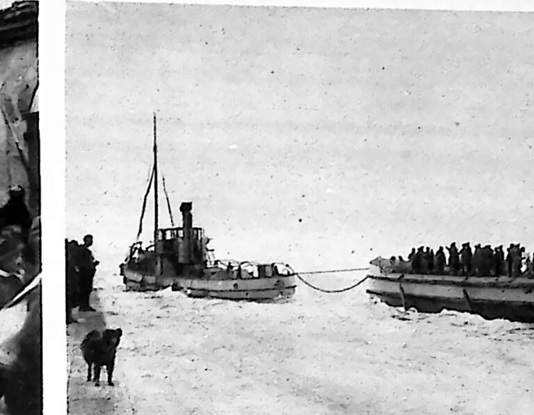 Przepełniona ludźmi barka holowana przez parowiec, wioząca skazańców do statku. Fotografia z 1926 r.
