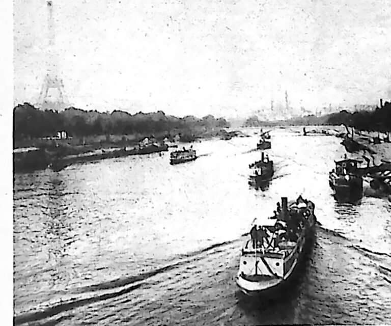 Holownik i barki na Sekwanie, w oddali sylwetka wieży Eiffla i pałacu Trocadéro. Fotografia z 1926 r.