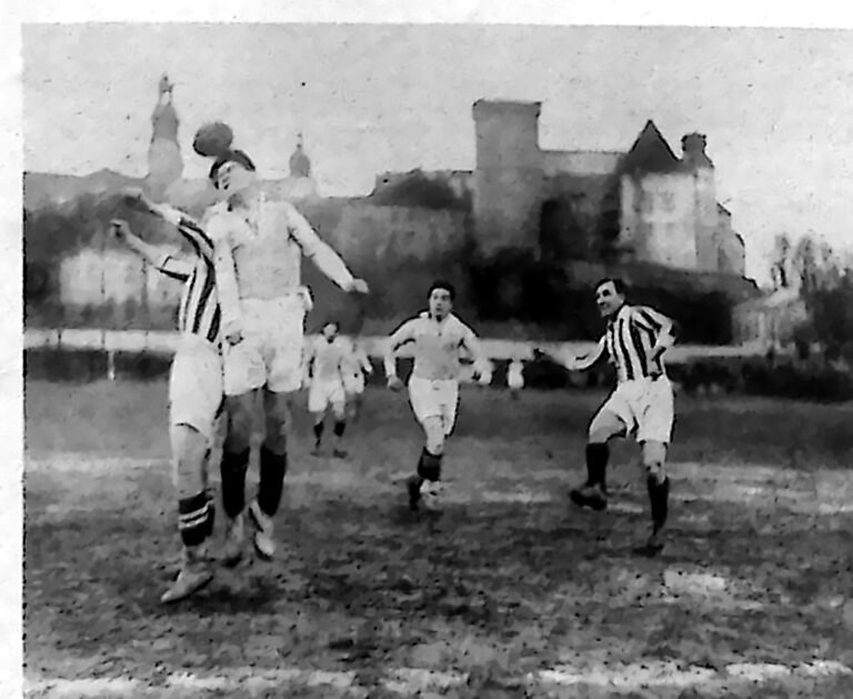 Piłkarze walczący o piłkę główką; w tle sylweta katedry i Zamku Królewskiego na Wawelu. Fotografia z 1926 r.