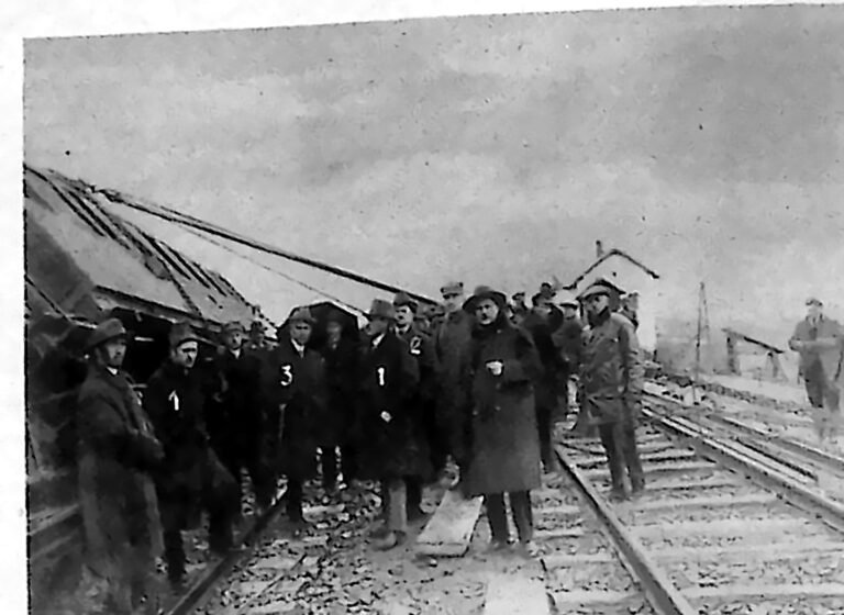 Grupa urzędników kolejowych i dziennikarzy oglądających tor w miejscu katastrofy. Fotografia z 1926 r.