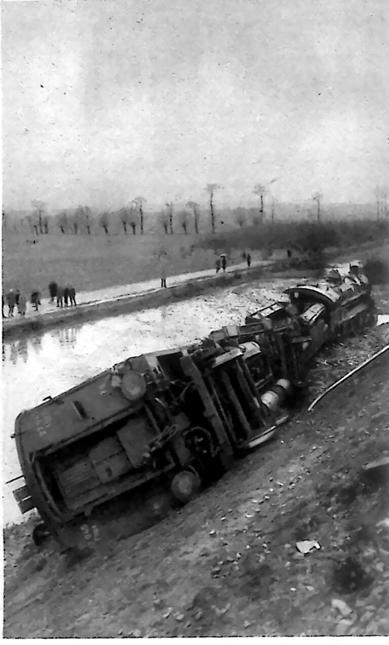 Przewrócony parowóz i rozbite wagony leżące na nasypie po zamachu pod Rzezawą. Fotografia z 1926 r.