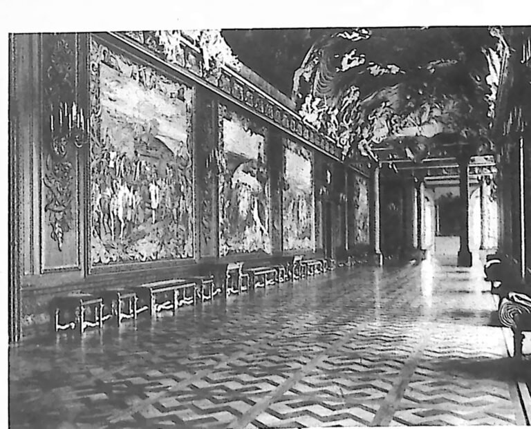 Długa galeria zamku berlińskiego z gobelinami na ścianach i parkietem w jodełkę. Fotografia z 1926 r.