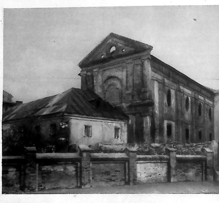 Zaniedbany barokowy kościół św. Agnieszki na Stradomiu w Krakowie, widziany od strony podwórza. Fotografia z 1926 r.