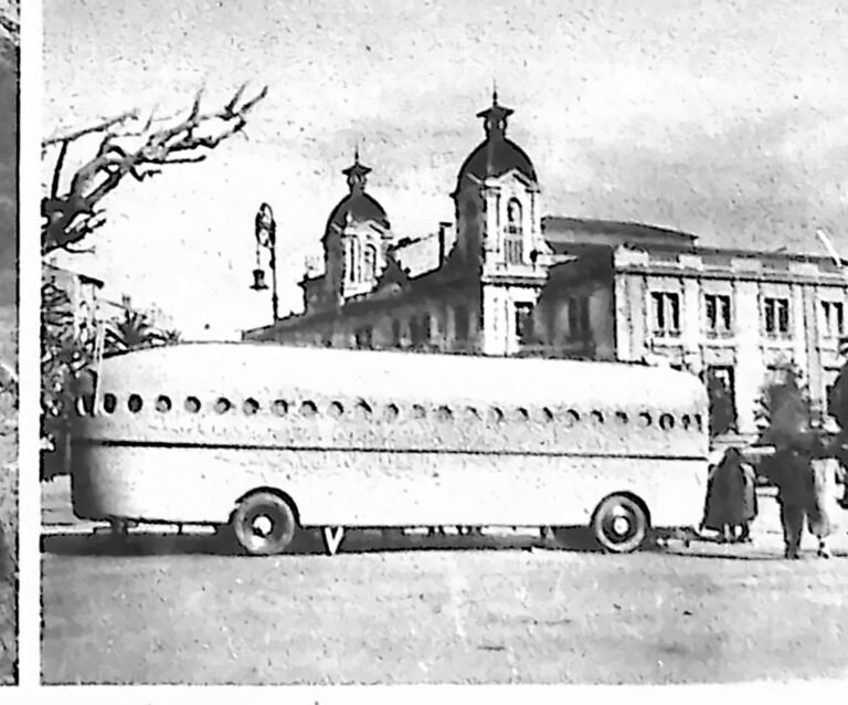 Długi autobus mieszkalny z rzędem okien, zaparkowany przed kasynem w Cannes. Fotografia z 1926 r.
