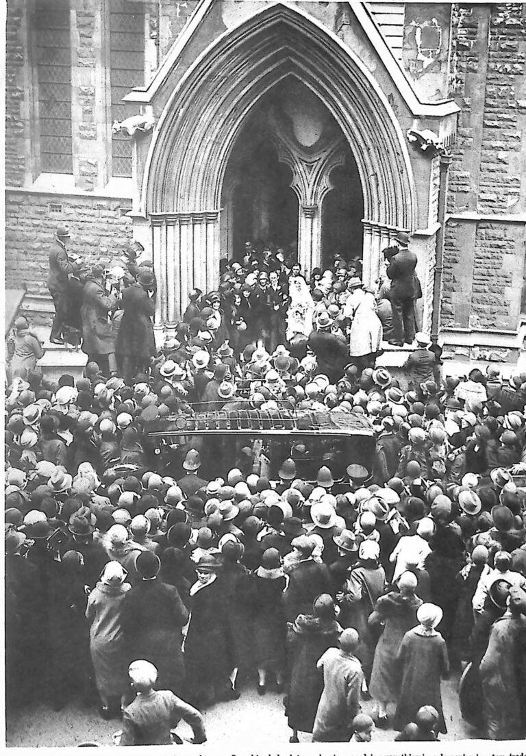 Tłum w kapeluszach oblegający gotycki portal kościoła w Londynie podczas ślubu pary aktorów. Fotografia z 1926 r.