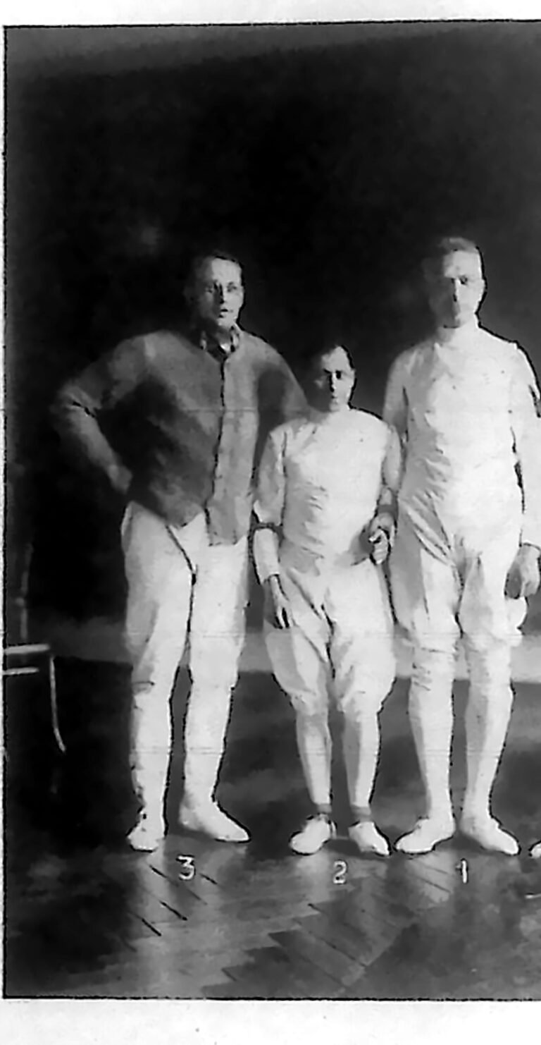 Trzej szermierze w białych strojach ochronnych, z maskami i szablami w rękach. Fotografia z 1926 r.