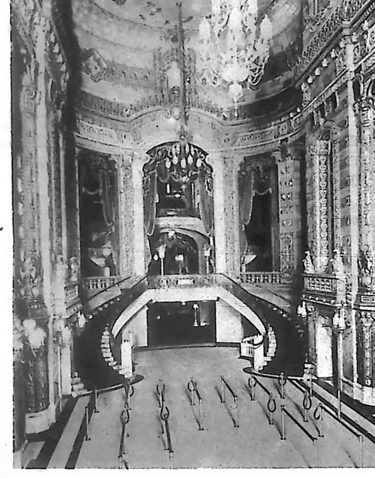 Bogato zdobione foyer kina Uptown Theatre w Chicago z kryształowymi żyrandolami i reprezentacyjnymi schodami. Fotografia z 1926 r.