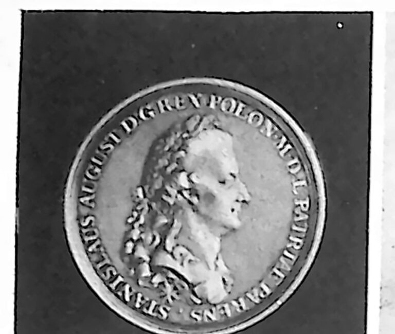 Srebrny medalion z profilowym popiersiem Stanisława Augusta i otokowym napisem łacińskim. Fotografia z 1926 r.