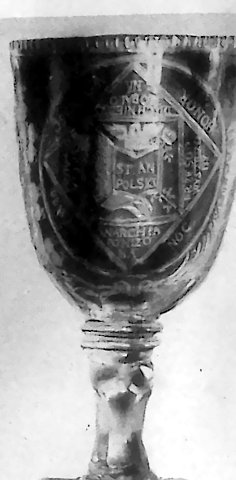 Szklany puhar na wysokiej nóżce, grawerowany herbem i napisami. Fotografia z 1926 r.