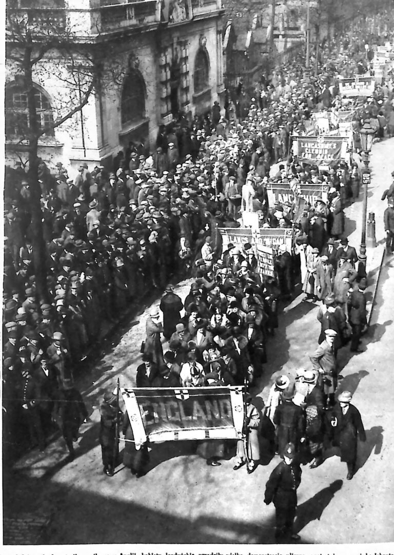 Tłumny pochód z transparentami na ulicy Londynu przed gmachem Albert Hall. Fotografia z 1926 r.