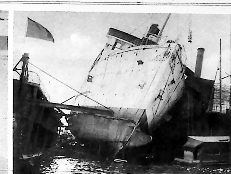 Przechylony na burtę statek pasażerski przy nabrzeżu portu w Szczecinie. Fotografia z 1926 r.