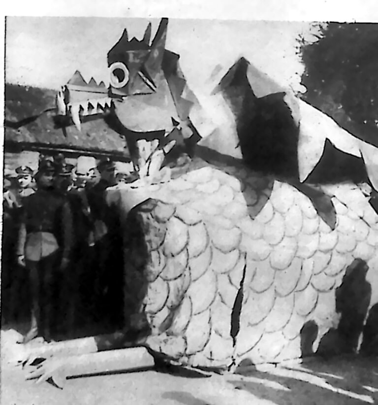 Wielka kukła smoka z łuskowatym cielskiem i zębatą paszczą, zbudowana na widowisko w Wilnie. Fotografia z 1926 r.