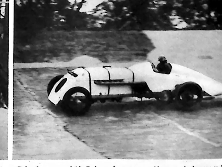 Niski, opływowy samochód wyścigowy z kierowcą w odkrytym kokpicie na torze w Brooklands. Fotografia z 1926 r.