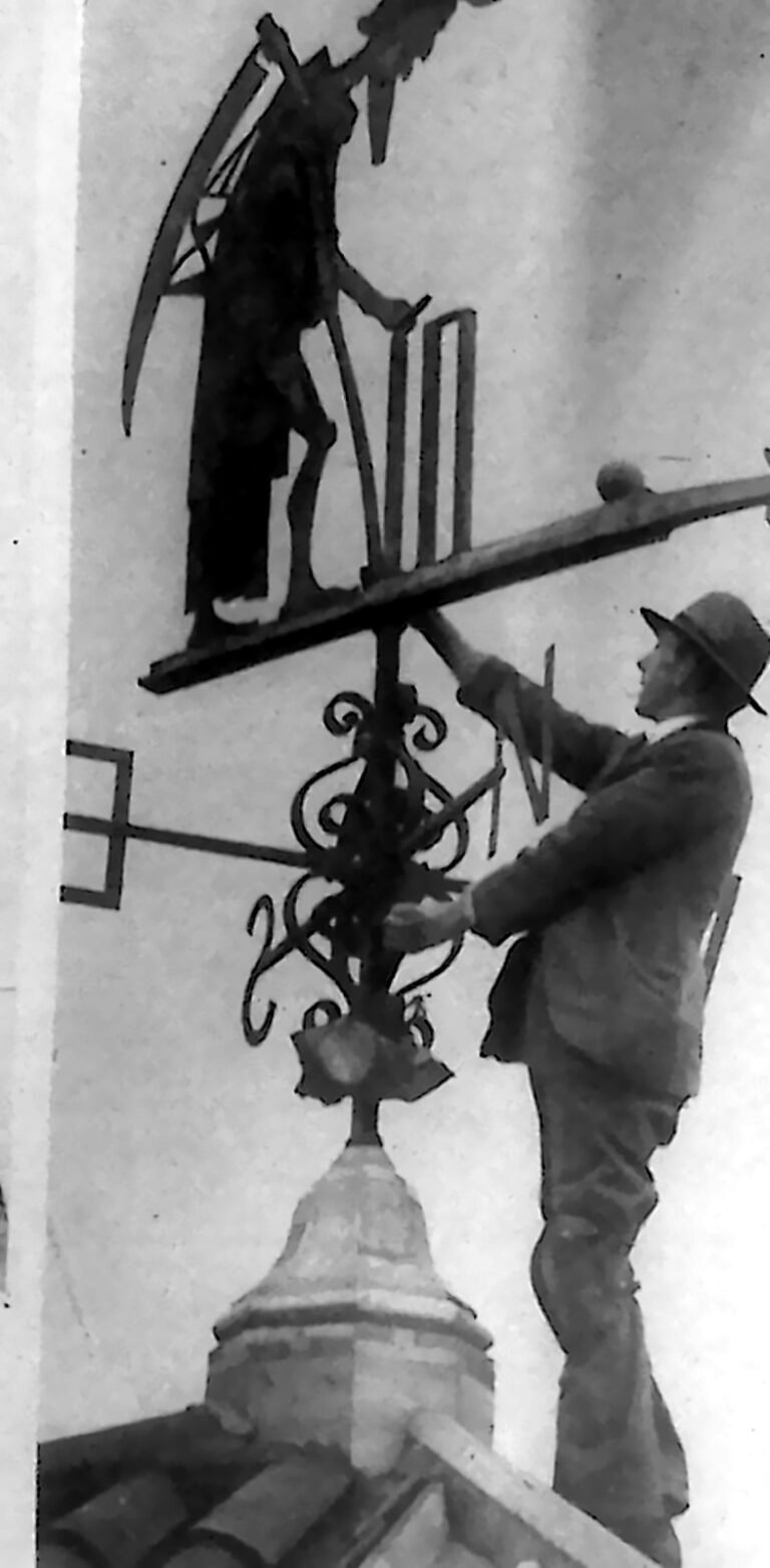 Kuta chorągiewka w kształcie postaci Czasu z kosą, montowana na dachu budynku klubowego. Fotografia z 1926 r.
