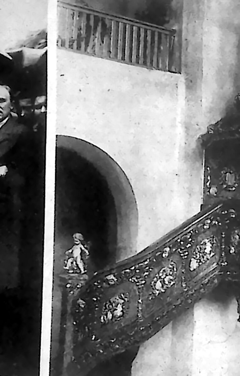Bogato rzeźbiona neogotycka ambona przy filarze kościoła św. Elżbiety we Lwowie. Fotografia z 1926 r.