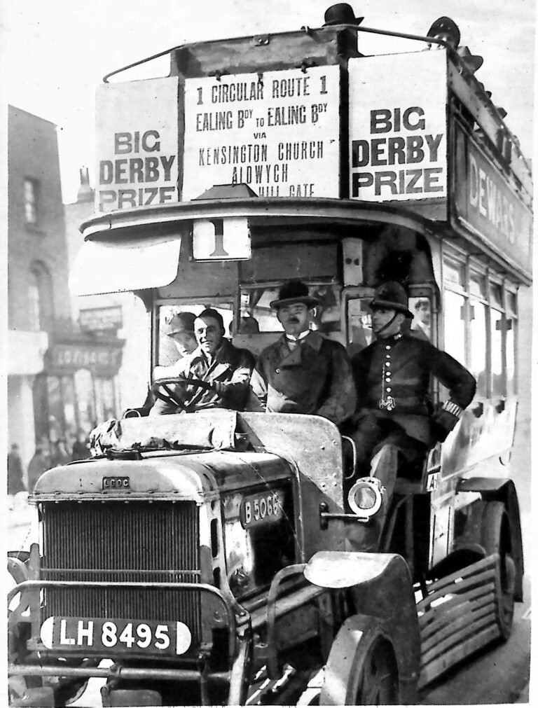 Piętrowy autobus londyński z ochotniczą obsadą i policjantem na stopniu, obwieszony afiszami „Big Derby Prize”. Fotografia z 1926 r.