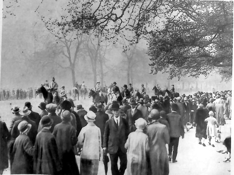 Tłum spacerowiczów i jeźdźców na alejce Hyde Parku wśród wiosennych drzew. Fotografia z 1926 r.