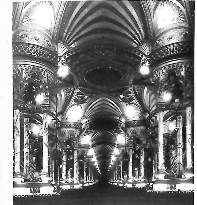 Bogato zdobione mauretańskie wnętrze „Pałacu Cudów” w Muzeum Grévin, zwielokrotnione przez lustra. Fotografia z 1926 r.