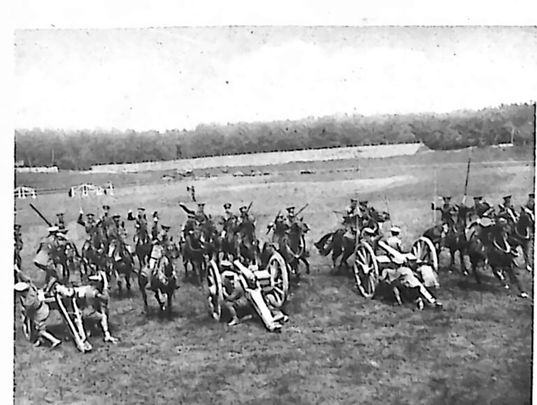 Konne zaprzęgi artyleryjskie i kawalerzyści podczas prób widowiska na błoniach w Aldershot. Fotografia z 1926 r.