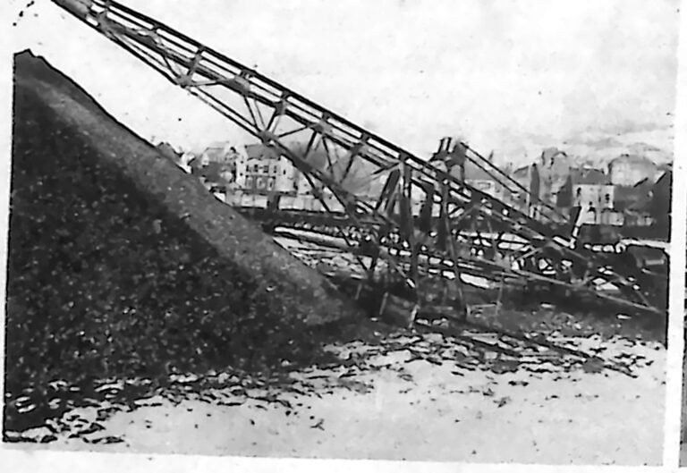 Wysoka stalowa konstrukcja przenośnika na hałdzie węgla w kopalni pod Essen. Fotografia z 1926 r.