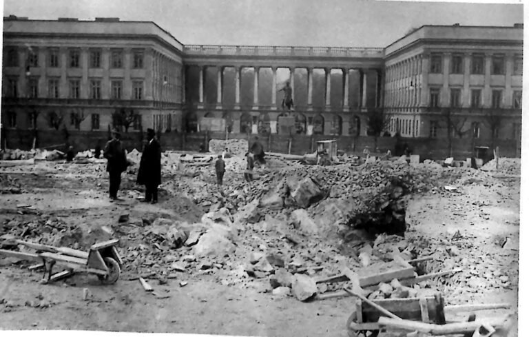 Gruzowisko po rozebranym soborze na Placu Saskim w Warszawie, w tle kolumnada Pałacu Saskiego. Fotografia z 1926 r.