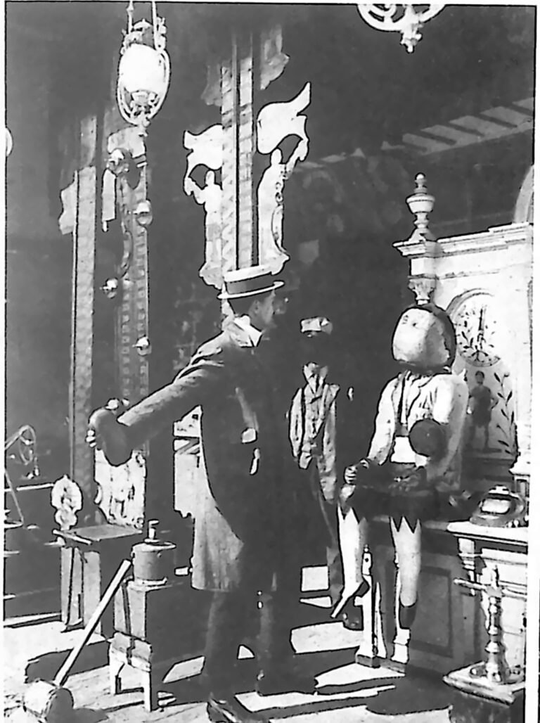 Jarmarczna kukła „Watschenmann” w budzie na Praterze, obsługiwana przez mężczyznę w kapeluszu. Fotografia z 1926 r.
